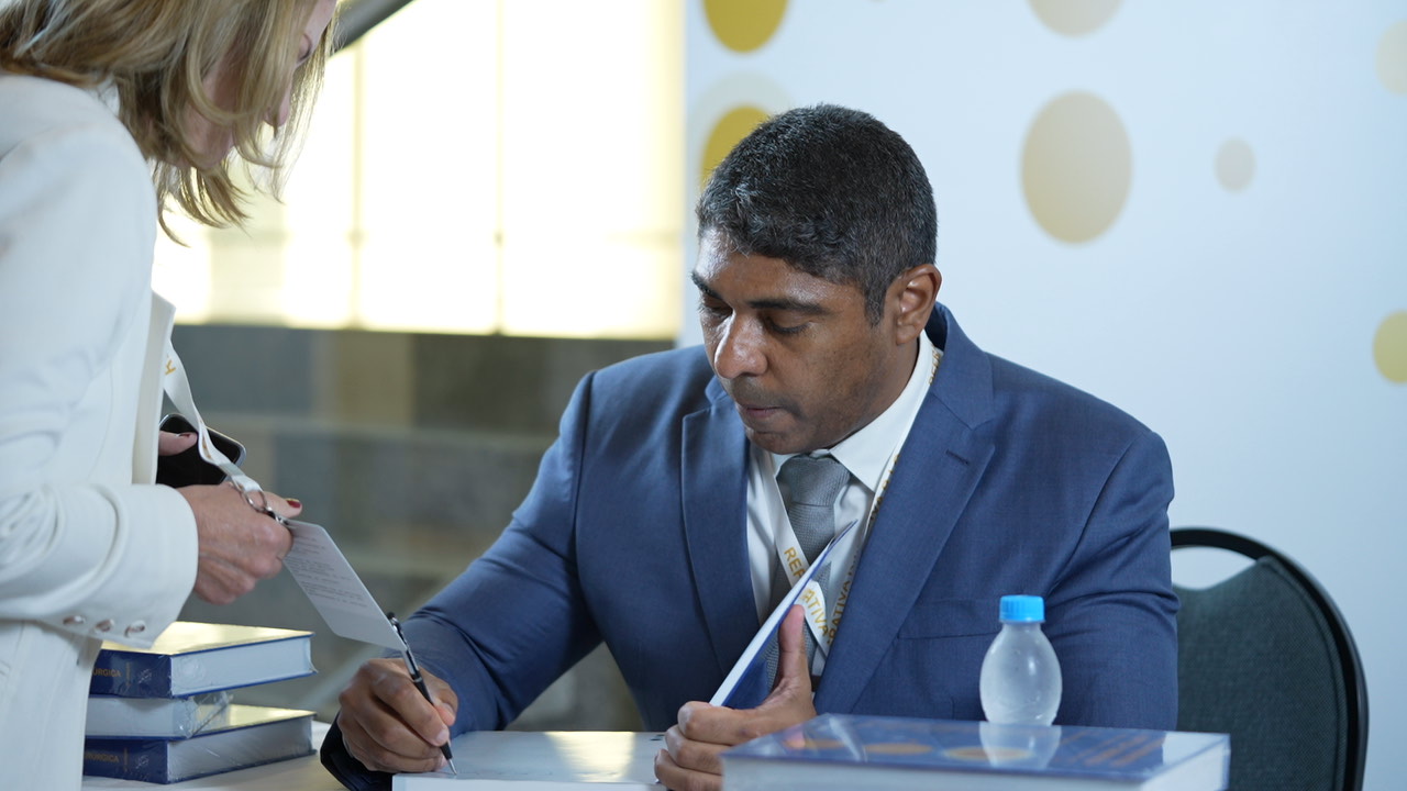 Dr. Marcony recebendo prêmio internacional