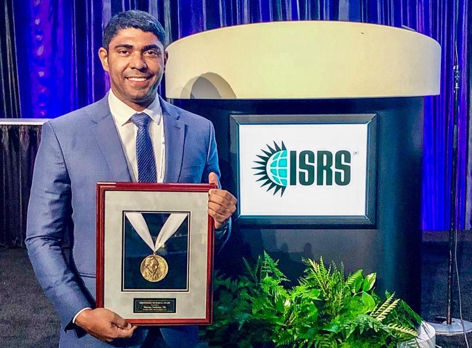 Dr. Marcony recebendo prêmio internacional